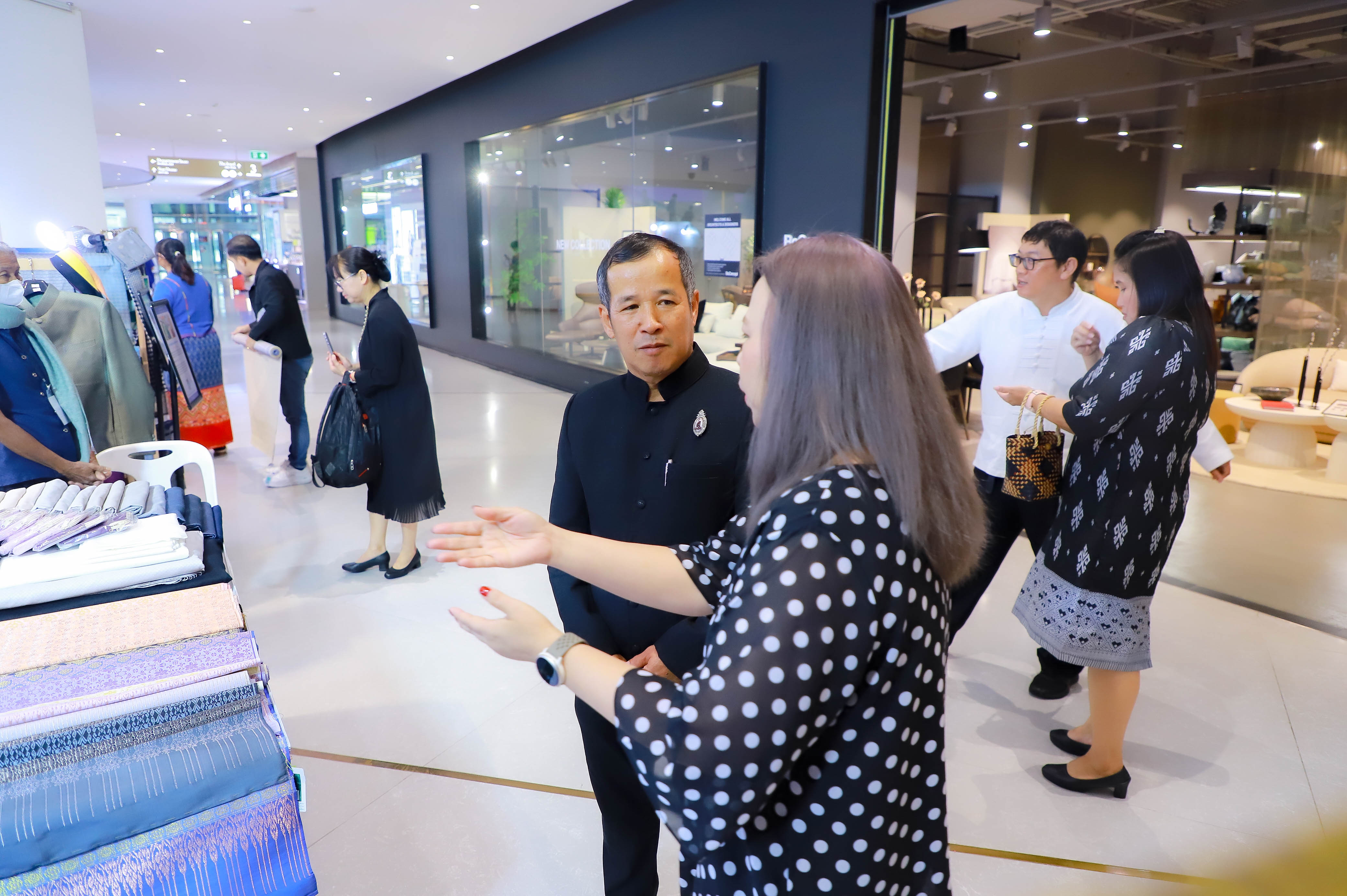 title - ผู้ตรวจราชการ ส.ป.ก. ร่วมพิธีเปิดงานหม่อนไหมสัญจร ณ กรุงเทพมหานครและจังหวัดนนทบุรี ครั้งที่ 3